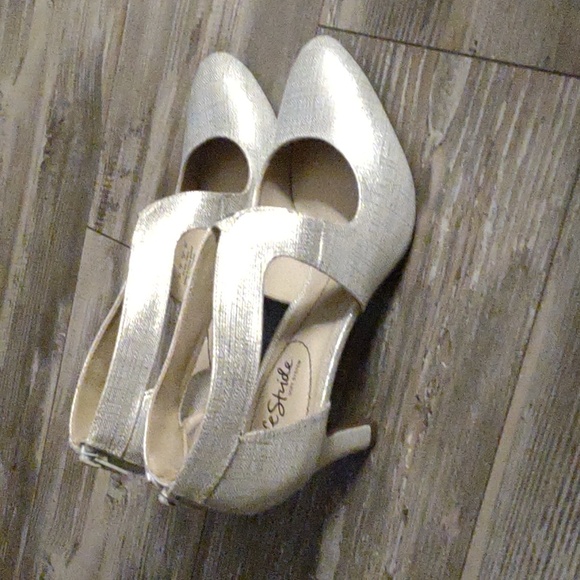 Life Stride Giovanni 2 pumps, Silver Size 9, Flex, Soft System - Picture 2 of 6